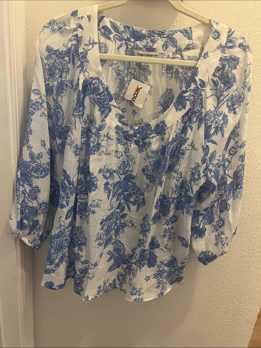 Counterparts White and Blue Floral slight v Scoop-Neck very lightweight Blouse